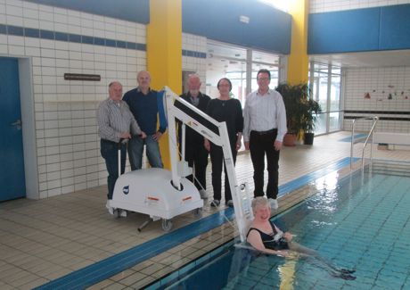 Freuen sich über die neue Barrierefreiheit im Eiserfelder Hallenbad (von links): Klaus Roskamm, Leiter der Sport- und Bäderabteilung, Bernd Schäfer, Betriebsleiter des Hallenbads Eiserfeld, Hans-Jürgen Schober, 1. Vorsitzender des Clubs für Behinderte und ihre Freunde Siegen e. V. (CBF), Dagmar Weinert, Behindertenbeauftragte der Stadt Siegen, Michael Haas von der städtischen Sport- und Bäderabteilung sowie „Testperson“ Birgit Schneider vom CBF. Foto: Stadtverwaltung