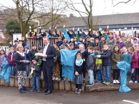 Auf zum „Frühjahrsputz“: In der Friedrich-Flender-Schule in Siegen eröffnete Bürgermeister Steffen Mues heute gemeinsam mit Schulleiterin Ulrike Bertelmann und mehr als 100 Grundschülern die Müllsammel-Aktion „Saubere Landschaft“ der Stadt Siegen. Foto: Stadtverwaltung