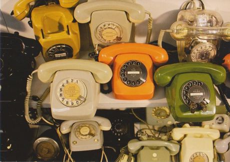Verschiedene Telefone gibt es bei der Ausstellung der Telekommunikation zu sehen. 