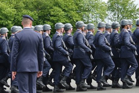 Da das betroffene Personal aufgrund des Dauereinsatzauftrages des Einsatzführungsbereich 2 im Rahmen der Luftraumüberwachung – durchgängig 24 Stunden täglich, sieben Tage die Woche – vorher nicht verfügbar ist, bleiben Hauptmann Somborn (v. l.) lediglich vier Tage zur Vorbereitung.