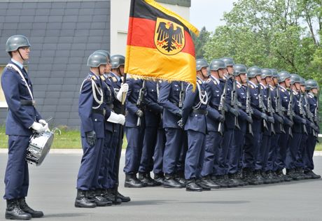 Es wird nicht immer mit allen Soldaten gleichzeitig geübt, denn das Vorüben mit einzelnen Teilen ist wesentlich effektiver und effizienter. Erst im dritten Trainingsteil folgt dann die Vertiefung mit allen 150 Teilnehmern. Fotos (4): Daniel Heinen/Luftwaffe
