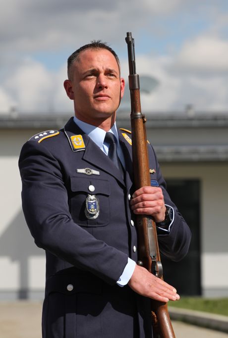 Hauptmann Till Somborn hat die anspruchsvolle Aufgabe übernommen, die Soldatinnen und Soldaten des Luftwaffenstandortes Erndtebrück für den „Großen Zapfenstreich“ vorzubereiten. Foto: Peter Hanke/Luftwaffe
