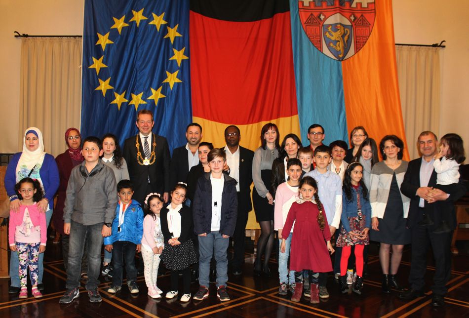 Bei einer Feierstunde wurden diese neuen deutschen Staatsbürger im Siegener Rathaus herzlich begrüßt. Foto: Stadtverwaltung