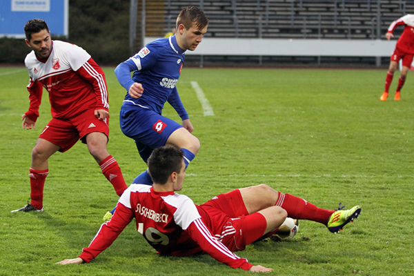 Marco Komenda (blaues Trikot) setzt sich in dieser Szene aus dem gestrigen Sportfreunde-Nachholspiel gegen zwei Schermbecker durch. Archiv-Foto: Handke