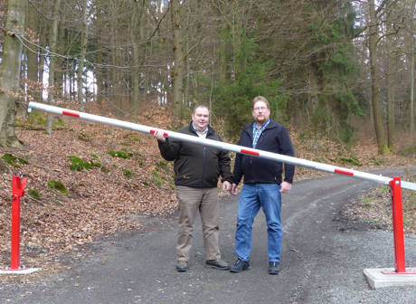 Frank Zulauf von der RuheForst GmbH und der städtische Fachbereichsleiter Jörg Heiner Stein zeigen, dass die Schranke ein überwindbares Hindernis sein kann. Foto: Stadtverwaltung