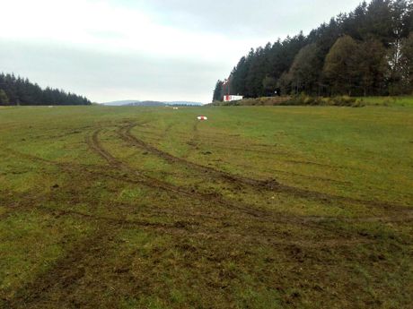 2016-05-01_Siegen_Eisernhard_Wandalen wüten auf Flugplatz_Foto_privat_01