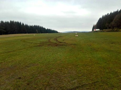 2016-05-01_Siegen_Eisernhard_Wandalen wüten auf Flugplatz_Foto_privat_02