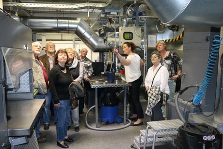 Auf sehr sympathische Weise führte Katharina Hussing die Neunkirchener Besucher durch das Krematorium Siegen und stand ihnen Rede und Antwort. Foto: Gemeinde