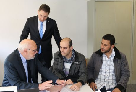 Eine ganze Reihe verschiedener Unternehmen haben Hubert Multhaup und Bürgermeister Bernhard Baumann bereits für ihr Projekt gewinnen können. Auch die beiden Syrer Haysam Al Dokhil und Tarek Alrman sollen in eine Arbeit vermittelt werden. Foto: Gemeinde