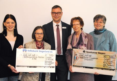 Bei der Scheckübergabe (v.li.): Sandy Seifferth, Sozialpädagogin, Dr. phil. Verena Lüttel, Geschäftsführerin, beide von Mädchen in Not, AOK-Personalratsvorsitzender Andreas Klingauf, Erika Spreckelmeyer, Projektverantwortliche im Vorstand und Marianne Müller, die Koordinatorin bei „Zeitpaten“.