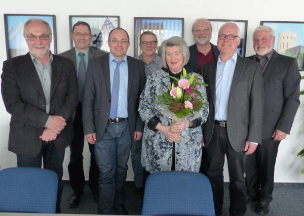 Rolf Skale, Stadtrat Udo Hoffmann, Bürgermeister Holger Menzel, Emil Röther, Gabriele Franke, Dr. Paul Springer, Rainer Jung und Jürgen Otto. (Foto: Stadt Hilchenbach)