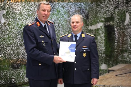 Das erste offizielle Exemplar von insgesamt 2500 Chroniken erhielt Generalleutnant Joachim Wundrak, der Kommandeur des Zentrum Luftoperationen in Kalkar (l.) von Oberstleutnant Lars Hoffmann (r.), dem Standortältesten der Hachenberg-Kaserne.