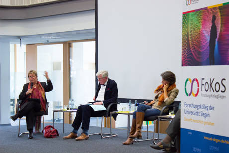 Sylvia Löhrmann (l.) in der Diskussion mit Prof. Dr. Hans Jürgen Schlösser und Moderatorin Dr. Karen Horn. (Fotos: Uni)