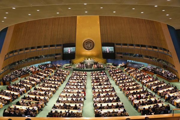 In der New Yorker "General Assembly Hall" stellten 2500 junge Menschen die Arbeit der Vereinten Nationen nach.