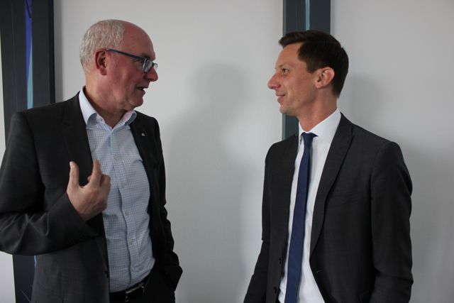 Dezernent Gerhard Wölwer (links) berichtete – wie hier im Gespräch mit Landrat Andreas Müller – von den Erfahrungen des Rheinisch-Bergischen-Kreises im Zertifizierungsprozess zum „European Energy Award“. (Foto: Kreis)