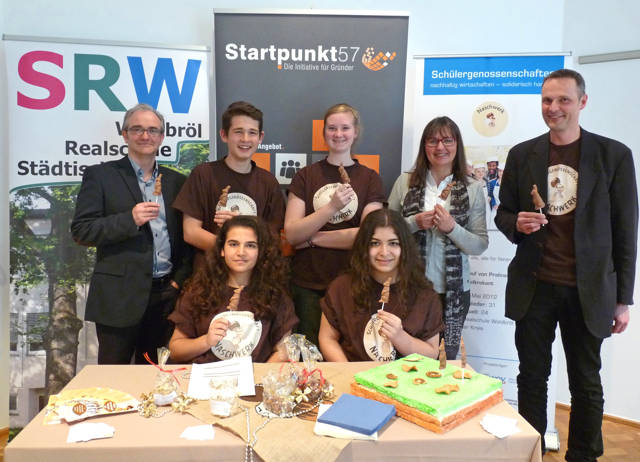 Die Schülerinnen und Schüler der Naschwerk eSG präsentierten sich mit Ihrem Konrektor Jens John (re.) und Heidi Irlenbusch vom Kölner Netzwerk Schülerfirmen den interessierten Siegener Lehrern. Klaus Irle (li.), Prokurist der KM:SI GmbH, stellte die Angebote von Startpunkt57 vor. (Foto: KM:SI)