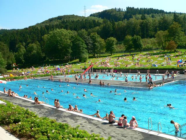 Am kommenden Wochenende öffnet das Freibad in Salchendorf. Auf einen Sommer mit Bildern wie diesem hoffen die Betreiber des Familienbads Freier Grund auch in diesem Jahr. (Foto: Gemeinde Neunkirchen)