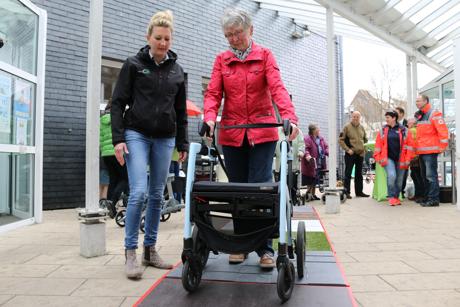 Unter Anleitung von Nina Kunz bewältigt Brigitte Ritter den Rollatorparcours ohne Probleme. (Fotos: Gemeinde Neunkirchen)