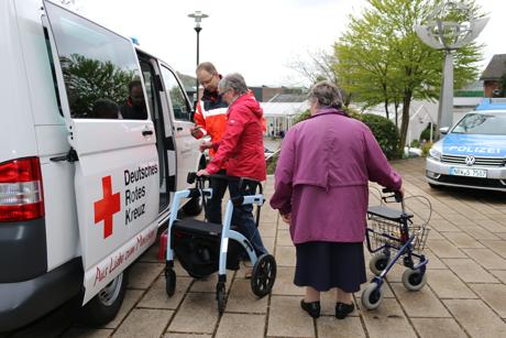 Jörg Capito vom DRK Neunkirchen zeigt den Besucherinnen des ersten Neunkirchener Rollatortages, wie sie sicher in den Bus – baugleich mit dem Bürgerbus – gelangen können.