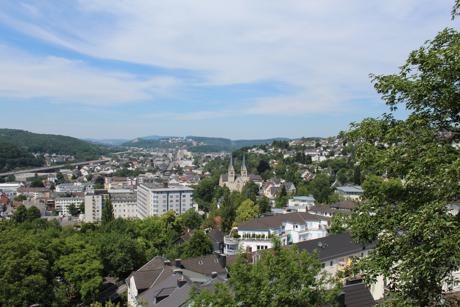 Das Siegener Stadtbild ist geprägt von viel Grün; damit hat die Stadt laut Berliner Morgenpost die größte grüne Fläche aller deutschen Großstädte. Das Foto zeigt den Panoramablick auf Siegen vom Großen Krebs am Oberen Schloss. (Foto: Stadt Siegen)