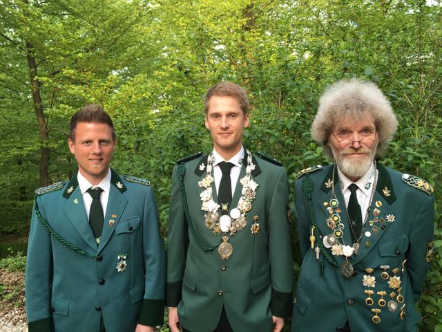 v.l.n.r.: Prinzgemahl Peter Krämer an der Seite von Schützenkönig Daniel-Patrick Jakob, Kaiser Manfred-Gustav Kambach (Foto: Verein)