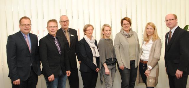 Die Grundförderungen der Selbsthilfegruppen für die Kreise Siegen-Wittgenstein und Olpe stehen fest: Zur Sitzung im Siegener AOK-Haus trafen sich Dirk Heppe, Peter Müller (DAK), Jochen Groos (AOK), Eva-Maria Müller (BKK), Julia Kramer (IKK), Heike Kluitmann, Ulrike Heinemeyer (BARMER GEK) und Torsten Klotz (Knappschaft). (Foto: AOK)