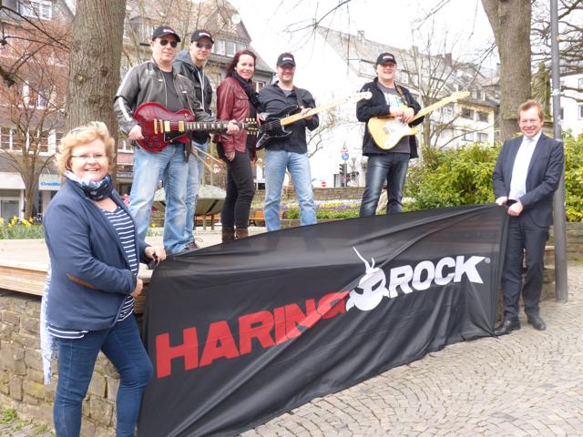 Bürgermeister Steffen Mues (r.) freute sich mit den Bandmitgliedern (v.l.) Ugo Loi, Stephan Schipper, Conny Preußer, Christian Schardt und Detlef Ernst über die besondere Ehre beim Haringrock-Festival dabei sein zu dürfen. (Foto: Stadt Siegen)