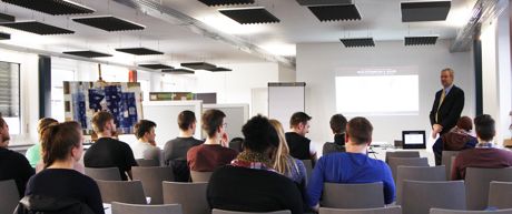 Rechtsanwalt Martin Stock von der Kanzlei Schleifenbam & Adler stellte in der GründerAKADEMIE classic „Unternehmensformen“ die verschiedenen Rechtsformen vor und erklärte, welche Aspekte bei deren Wahl zu berücksichtigen sind.