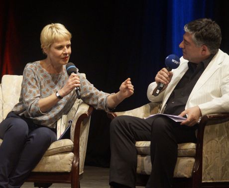 Cordula Stratmann im Gespräch mit Moderator Axel Naumer. Fotos: Jürgen Kirsch