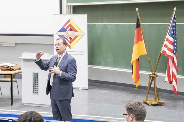Trump vs. Clinton: US-Generalkonsul Michael R. Keller referierte an der Universität Siegen zu den möglichen Präsidentschaftskandidaten. (Foto: Alessa Risse)
