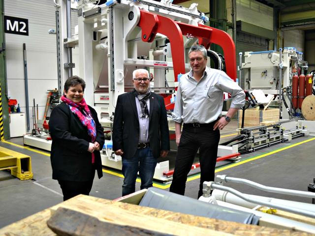 Gemeinsam mit Ratsmitglied Armin Nies besuchte Tanja Wagener (MdL) die Hess-Group GmbH in Wahlbach. Klaus Brecher (r.), Leiter Technik und Operation, führte die beiden SPD-Politiker durch den Betrieb. (Foto: privat)