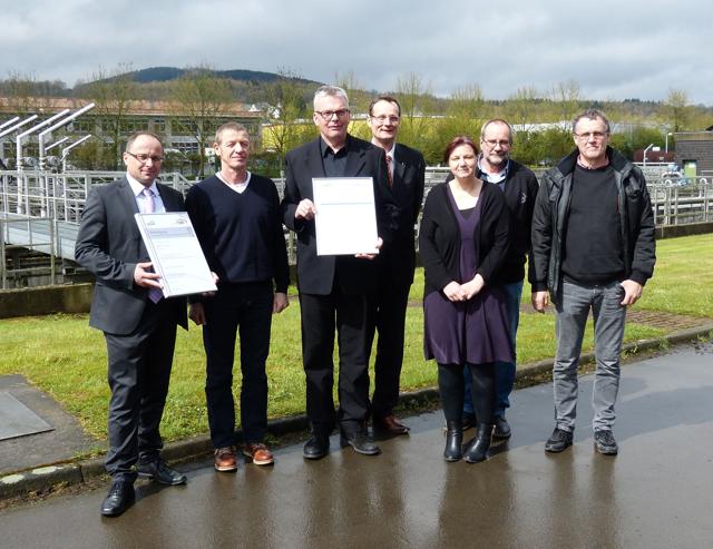 v.l.n.r.: Bürgermeister Holger Menzel, Roland Syring, Betriebsleiter Werner Otto, der Beauftragte der DWA und des DVGW, Dr. Friedrich Hetzel, Simone Stracke, Bernd Rühl und Gerhard Stockschläder. (Foto: Stadt Hilchenbach)