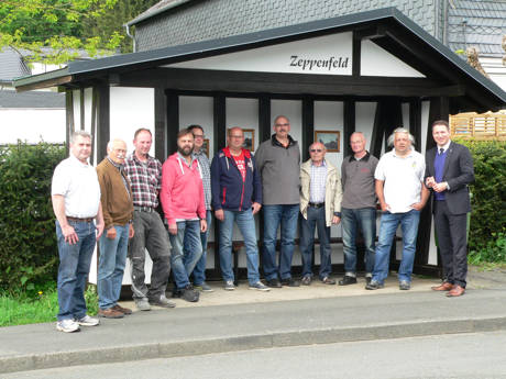 Bürgermeister Bernhard Baumann (rechts) zeigte sich begeistert von dem Ergebnis der Arbeitsgruppe des Zeppenfelder Heimatvereins. Rüdiger Eisel (2. v. r.) freute sich indes, dass seine Mannen einen „gemeinschaftlichen Beitrag im Sinne unserer Dorfentwicklung und Lebensqualität“ erbringen konnten. (Fotos: Gemeinde Neunkirchen)