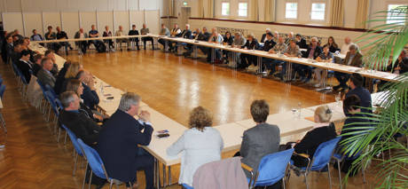 Mehr als 60 Unterstützer kamen zum ersten Treffen der Initiative in die Aula des Kulturhaus Lyz an den "Runden Tisch". Fotos: Kreisverwaltung