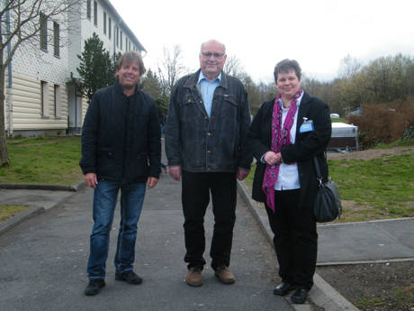 Peter Heinbeck und Heinz-Wilhelm Upphoff führten Tanja Wagener (v.l.n.r.) über das Gelände der Burbacher Erstaufnahmeeinrichtung für Flüchtlinge. Foto: Partei