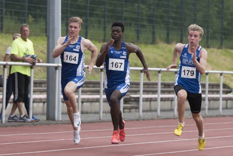 Die LGK-Athleten Guy Tresor Zoua (Mitte) und Colin Klein erreichten wie ihre Teamkollegen gute Sprintergebnisse. Fotos: Volker Loth/Verein