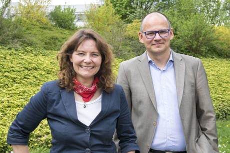 Dr. Jochen Johannsen (Universitätsbibliothek) und Prof. Dr. Sabine Roller (Zentrum für Informations- und Medientechnologie). Foto: Uni Siegen