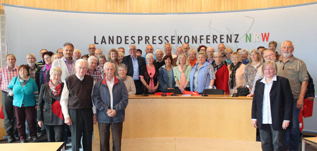 Falk Heinrichs (Mitte) führte die Mitglieder des Kneippvereins Bad Laasphe durch den Landtag von Nordrhein-Westfalen und diskutierte mit ihnen in der Landespressekonferenz NRW über Themen aus NRW und aus der hiesigen Region. (Foto: privat)