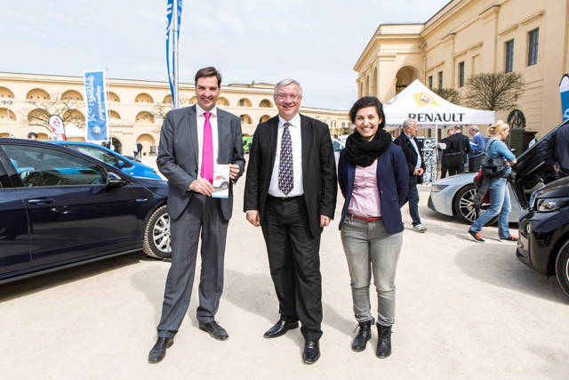 Der Koblenzer Oberbürgermeister Joachim Hofman-Göttig (Mitte) sprach mit Dominik Eichbaum (Wirtschaftsförderung Stadt Siegen) und Feriha Oezdemir (Universität Siegen) über eine mögliche Zusammenarbeit im Bereich der Elektromobilität. (Foto: Stadt Siegen)