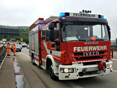 2016-05-25_Weidenau_Aufgerissener Lkw-Tank führt zu Verkehrsbehinderungen_Foto_mg_03