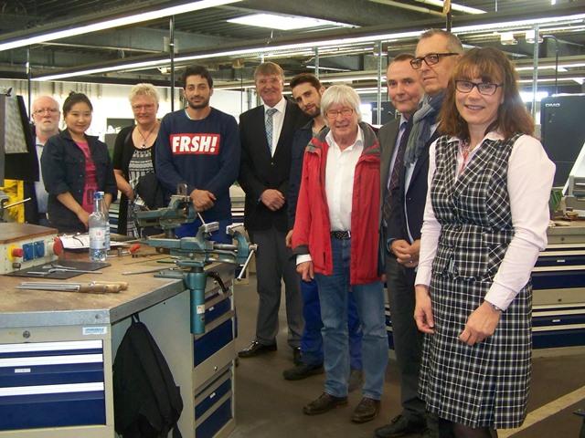 Klaus Fenster (3.v.r.) und Uta Fiedler (r.) führten die SPD-Mitglieder durch das Geisweider Berufsbildungszentrum (bbz). Hier erhalten Flüchtlinge derzeit eine metalltechnische Grundqualifikation, die sie an den Arbeitsmarkt in Deutschland heranführen soll. (Foto: SPD)