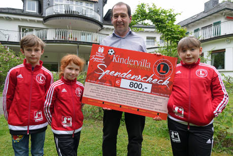 1.FC Littfeld übergibt Spende an Kindervilla Dorothee. (Foto: Verein)
