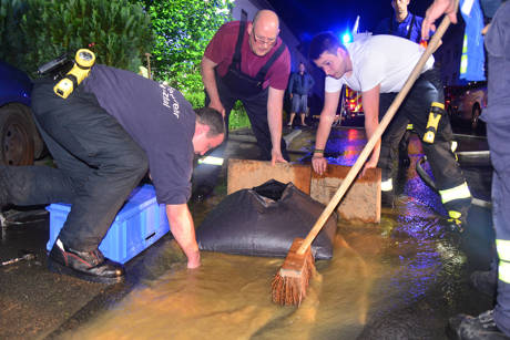 2016-05-30_Kreuztal_Geplatztes Wasserrohr sorgte für Kummer in einem Sechsparteienhaus_Foto_Feuerwehr_03