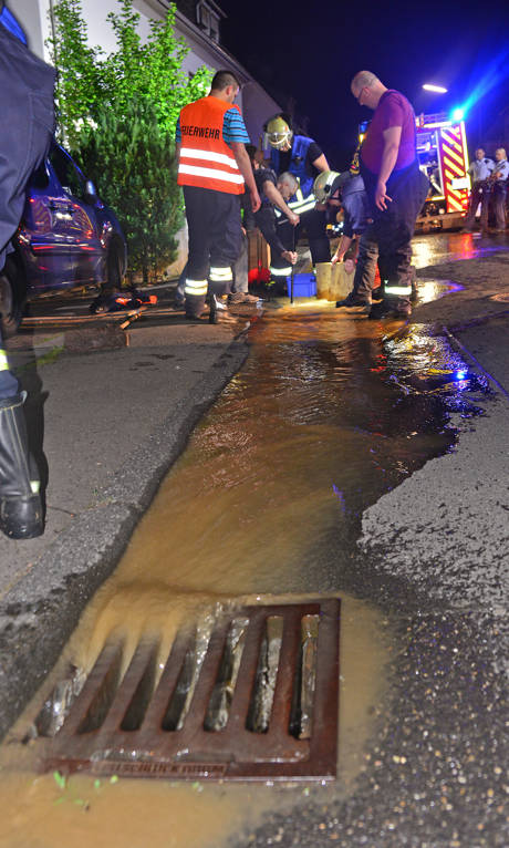 2016-05-30_Kreuztal_Geplatztes Wasserrohr sorgte für Kummer in einem Sechsparteienhaus_Foto_Feuerwehr_04