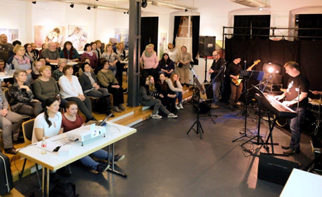 Die Band der Musikschullehrer und das Sangeslustige Publikum beim letzten „Netphen singt“. Foto: Kruno Schmidt