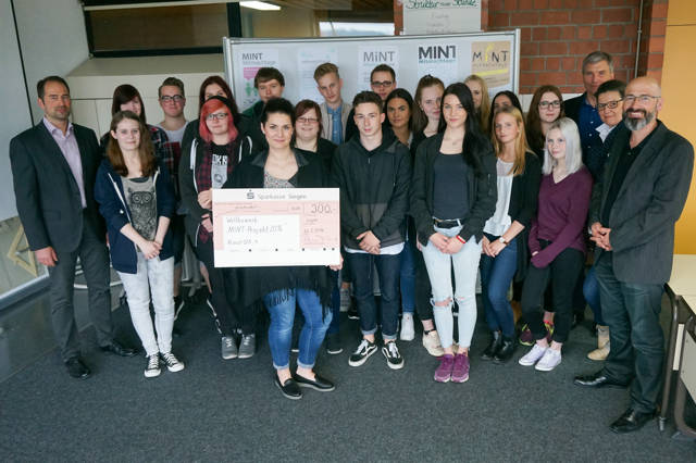 Die Jury um Arne Fries (links), Leiter des Fachservice Schule beim Kreis Siegen-Wittgenstein, hat alle Entwürfe im Rahmen einer „Konkurrenzpräsentation“ verfolgt und abschließend die Siegerteams gekürt. (Foto: Kreis)