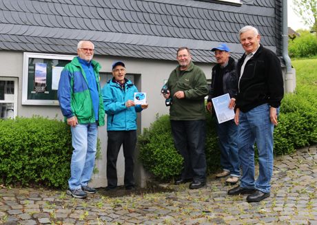 Die Kapellenschule ist ein fledermausfreundliches Haus. Die Aktiven des HV Wiederstein brachten jetzt die entsprechende Plakette an dem mehr als 250 Jahre alten Gebäude an.