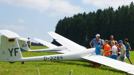 Warten auf den Start: Am kommenden Wochenende (4. und 5. Juni) bietet die Breitscheider Luftsportgruppe wieder einen Segelflug-Schnupperkurs an. Die Teilnehmer können unter Anleitung erfahrener Fluglehrer selbst den Steuerknüppel eines der „weißen Adler“ in die Hand nehmen. Foto: lsg