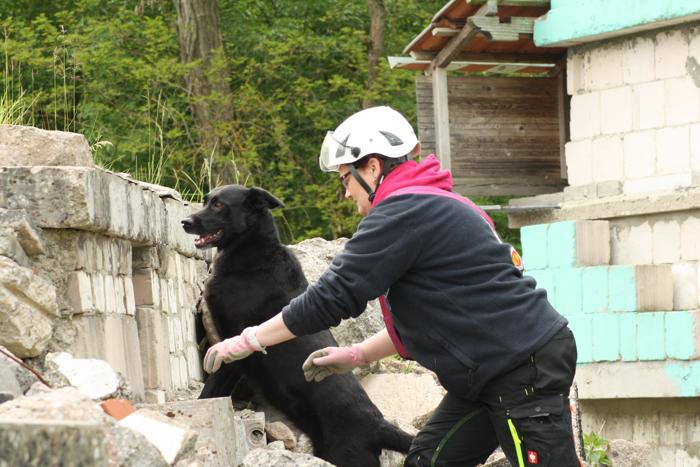 „Tara“ hat die Versteckperson aufgespürt, Hundeführerin Daniela Westheide ist zufrieden mit der Arbeit ihrer Hündin.