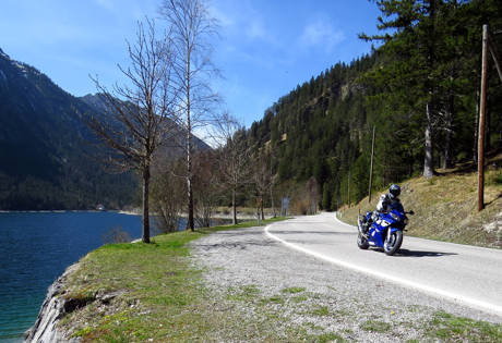 Gerade schönes Wetter lädt zu einer Motorradtour ein. Fotos (2): Pixabay